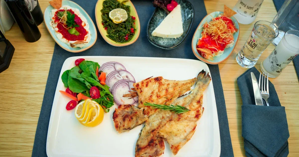 Taze balık ve meze tabağı