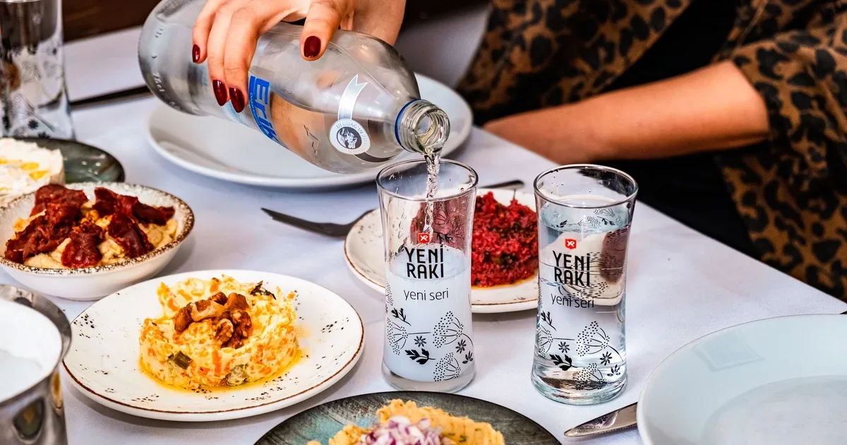 İstanbul meyhanesinde meze ve rakı sofrası