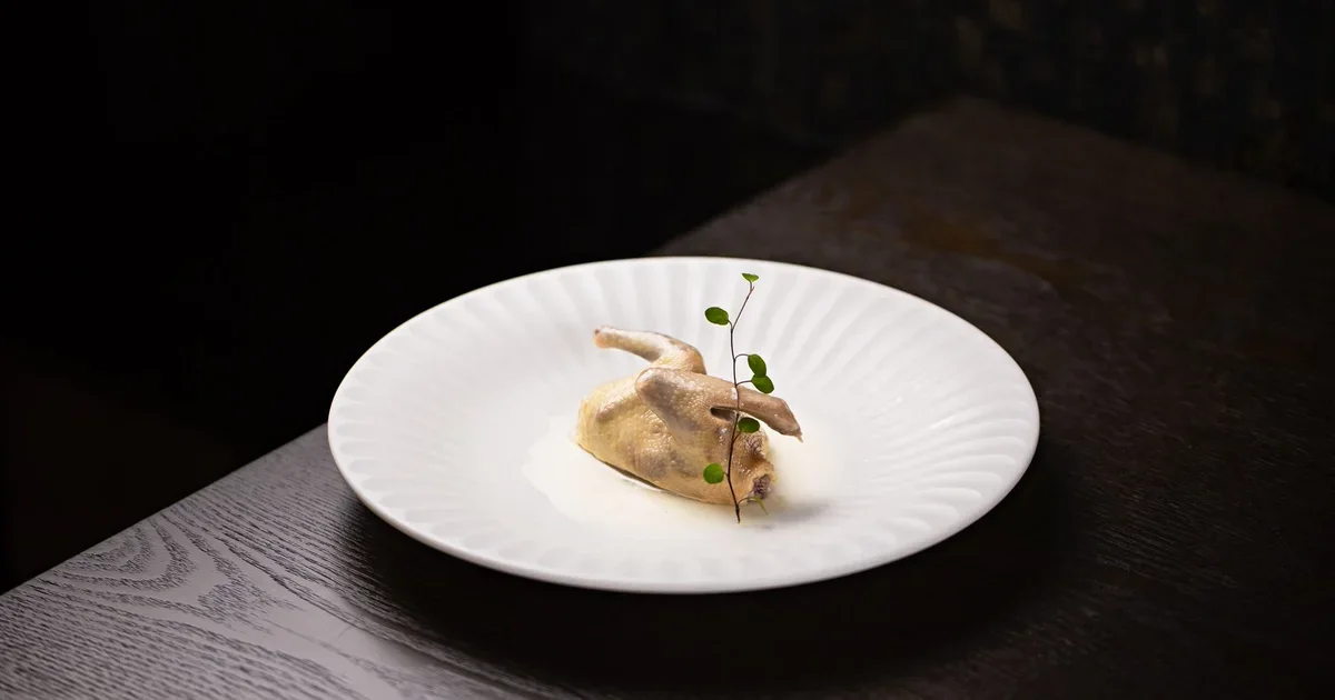 Fine dining servisi ve Michelin yıldızlı restoran atmosferi