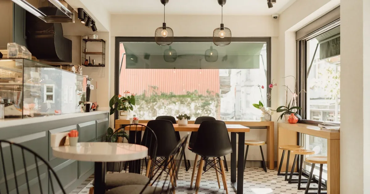 İstanbul’da yeni açılan modern restoran iç mekanı